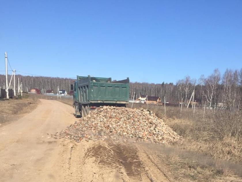 Завезен материал для ямочного ремонта автодороги к посёлку «Костинский лес»