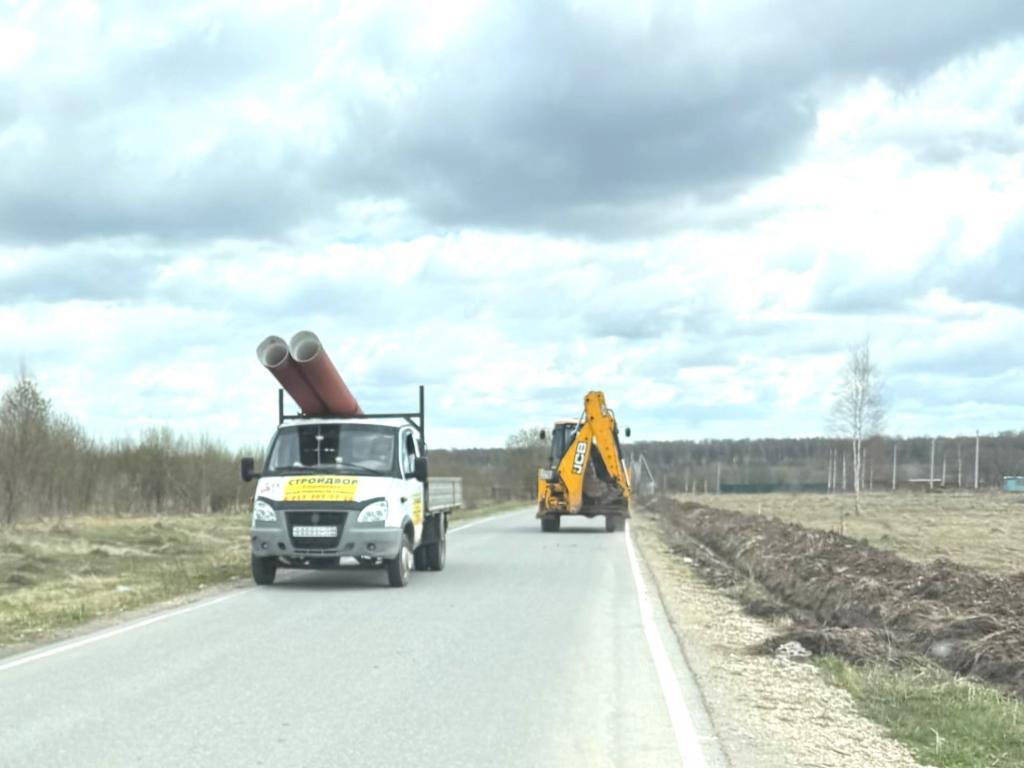 В поселке «Голландская деревня-2 этап» произведена укладка дополнительных труб под дорогой.