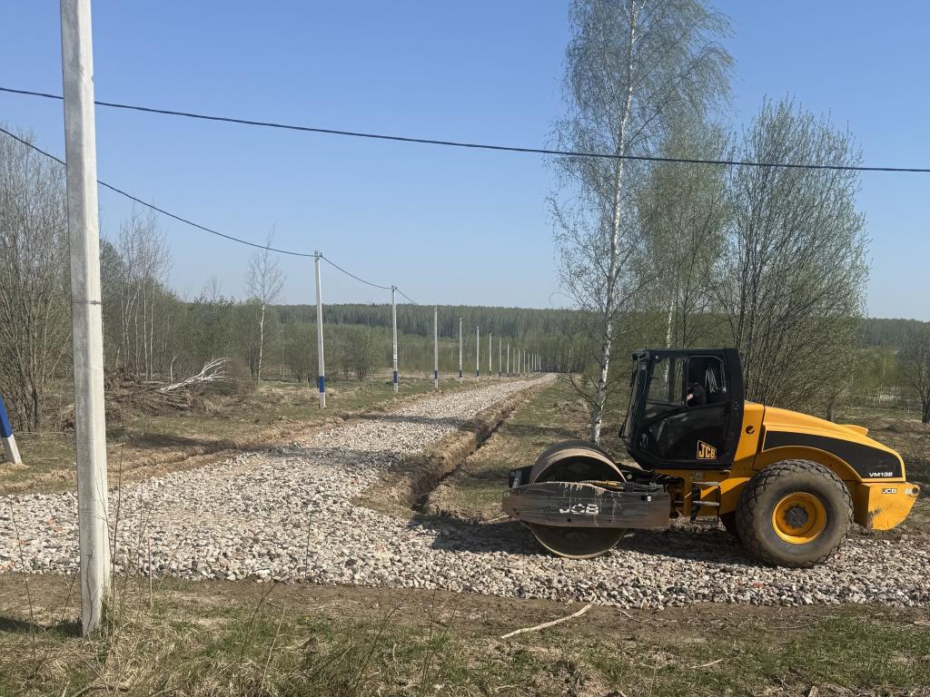 В поселке «Рыболово парк-4 этап» произведена трамбовка рабочей автодороги.